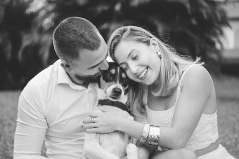 fotografo-em-osorio-felipe-lopes-fotografia-ensaio-de-casal-externo-na-natureza-com-cachorro-pet-em-tramandai-condominio-marina-park-residence'