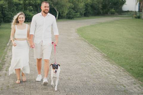 fotografo-em-osorio-felipe-lopes-fotografia-ensaio-de-casal-externo-na-natureza-com-cachorro-pet-em-tramandai-condominio-marina-park-residence'