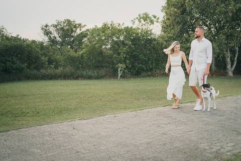 fotografo-em-osorio-felipe-lopes-fotografia-ensaio-de-casal-externo-na-natureza-com-cachorro-pet-em-tramandai-condominio-marina-park-residence'