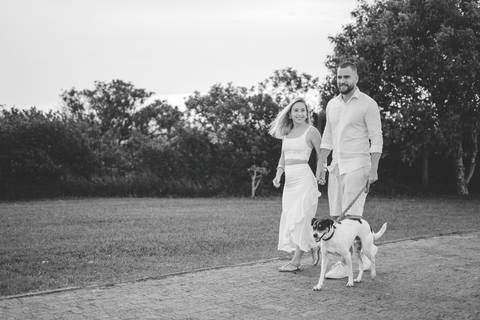 fotografo-em-osorio-felipe-lopes-fotografia-ensaio-de-casal-externo-na-natureza-com-cachorro-pet-em-tramandai-condominio-marina-park-residence'