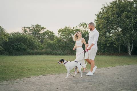 fotografo-em-osorio-felipe-lopes-fotografia-ensaio-de-casal-externo-na-natureza-com-cachorro-pet-em-tramandai-condominio-marina-park-residence'