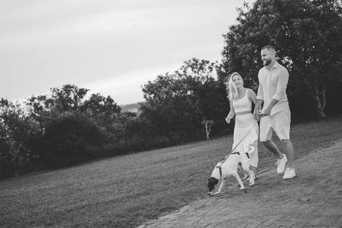 fotografo-em-osorio-felipe-lopes-fotografia-ensaio-de-casal-externo-na-natureza-com-cachorro-pet-em-tramandai-condominio-marina-park-residence'