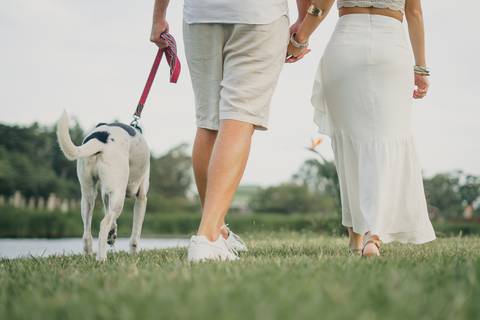 fotografo-em-osorio-felipe-lopes-fotografia-ensaio-de-casal-externo-na-natureza-com-cachorro-pet-em-tramandai-condominio-marina-park-residence'