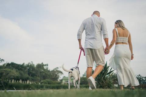 fotografo-em-osorio-felipe-lopes-fotografia-ensaio-de-casal-externo-na-natureza-com-cachorro-pet-em-tramandai-condominio-marina-park-residence'