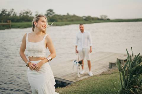 fotografo-em-osorio-felipe-lopes-fotografia-ensaio-de-casal-externo-na-natureza-com-cachorro-pet-em-tramandai-condominio-marina-park-residence'