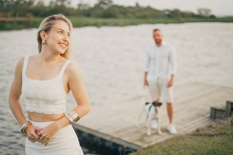 fotografo-em-osorio-felipe-lopes-fotografia-ensaio-de-casal-externo-na-natureza-com-cachorro-pet-em-tramandai-condominio-marina-park-residence'