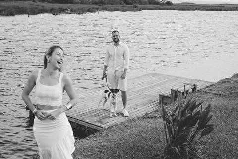 fotografo-em-osorio-felipe-lopes-fotografia-ensaio-de-casal-externo-na-natureza-com-cachorro-pet-em-tramandai-condominio-marina-park-residence'