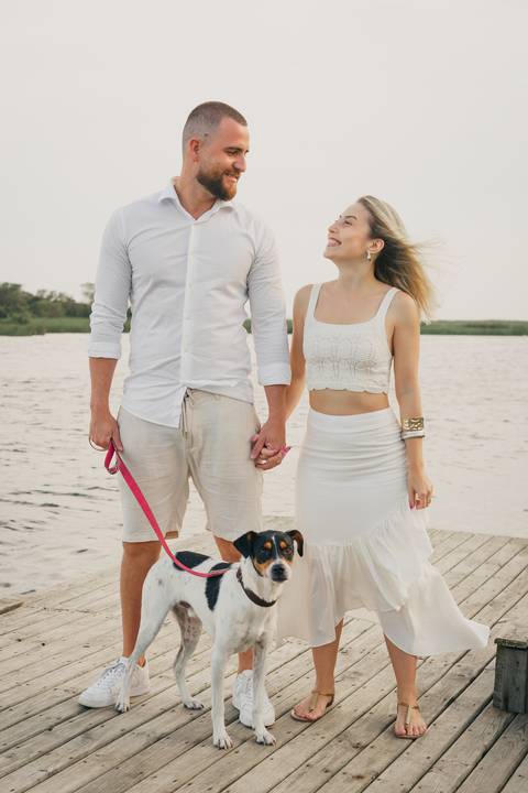 fotografo-em-osorio-felipe-lopes-fotografia-ensaio-de-casal-externo-na-natureza-com-cachorro-pet-em-tramandai-condominio-marina-park-residence'