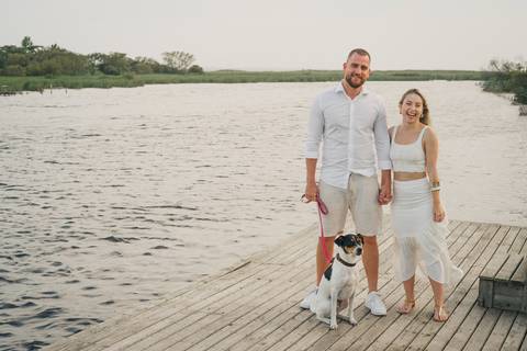 fotografo-em-osorio-felipe-lopes-fotografia-ensaio-de-casal-externo-na-natureza-com-cachorro-pet-em-tramandai-condominio-marina-park-residence'