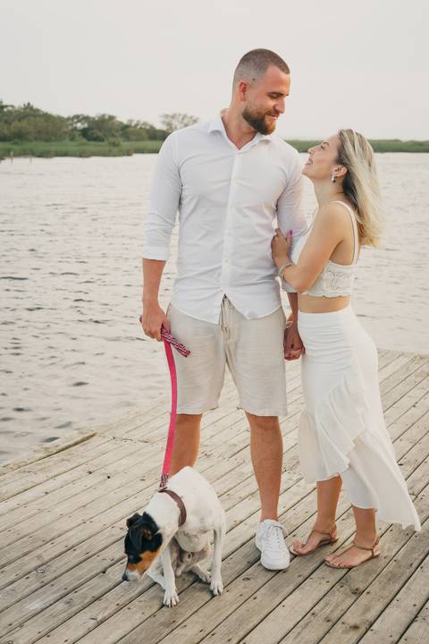 fotografo-em-osorio-felipe-lopes-fotografia-ensaio-de-casal-externo-na-natureza-com-cachorro-pet-em-tramandai-condominio-marina-park-residence'