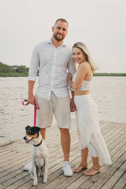 fotografo-em-osorio-felipe-lopes-fotografia-ensaio-de-casal-externo-na-natureza-com-cachorro-pet-em-tramandai-condominio-marina-park-residence'
