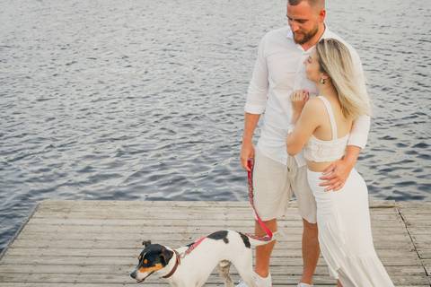 fotografo-em-osorio-felipe-lopes-fotografia-ensaio-de-casal-externo-na-natureza-com-cachorro-pet-em-tramandai-condominio-marina-park-residence'