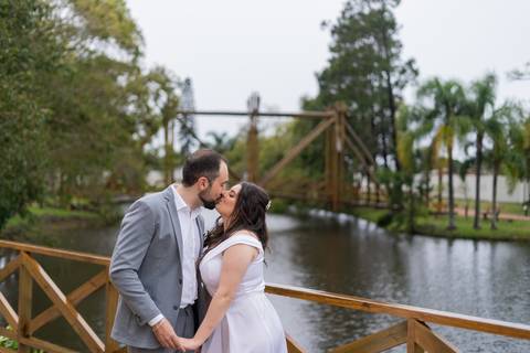 felipe-lopes-fotografia-fotografo-em-osorio-casamento-pre-wedding-ensaio-antes-da-recepcao-de-convidados-em-capao-da-canoa-fotos-externas-na-chuva'