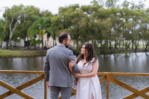 felipe-lopes-fotografia-fotografo-em-osorio-casamento-pre-wedding-ensaio-antes-da-recepcao-de-convidados-em-capao-da-canoa-fotos-externas-na-chuva'