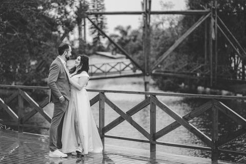 felipe-lopes-fotografia-fotografo-em-osorio-casamento-pre-wedding-ensaio-antes-da-recepcao-de-convidados-em-capao-da-canoa-fotos-externas-na-chuva'