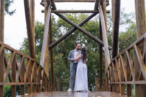 felipe-lopes-fotografia-fotografo-em-osorio-casamento-pre-wedding-ensaio-antes-da-recepcao-de-convidados-em-capao-da-canoa-fotos-externas-na-chuva'