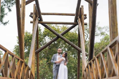 felipe-lopes-fotografia-fotografo-em-osorio-casamento-pre-wedding-ensaio-antes-da-recepcao-de-convidados-em-capao-da-canoa-fotos-externas-na-chuva'