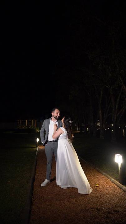 felipe-lopes-fotografia-fotografo-em-osorio-casamento-pre-wedding-ensaio-antes-da-recepcao-de-convidados-em-capao-da-canoa-fotos-noturnas-externas-na-chuva'