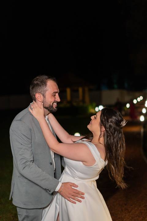 felipe-lopes-fotografia-fotografo-em-osorio-casamento-pre-wedding-ensaio-antes-da-recepcao-de-convidados-em-capao-da-canoa-fotos-noturnas-externas-na-chuva'