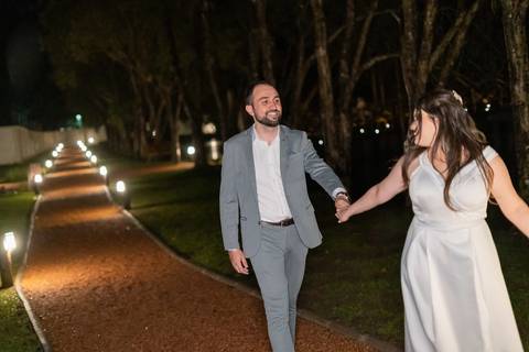 felipe-lopes-fotografia-fotografo-em-osorio-casamento-pre-wedding-ensaio-antes-da-recepcao-de-convidados-em-capao-da-canoa-fotos-noturnas-externas-na-chuva'