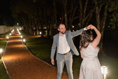 felipe-lopes-fotografia-fotografo-em-osorio-casamento-pre-wedding-ensaio-antes-da-recepcao-de-convidados-em-capao-da-canoa-fotos-noturnas-externas-na-chuva'