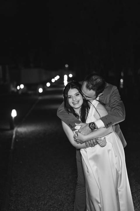 felipe-lopes-fotografia-fotografo-em-osorio-casamento-pre-wedding-ensaio-antes-da-recepcao-de-convidados-em-capao-da-canoa-fotos-noturnas-externas-na-chuva'