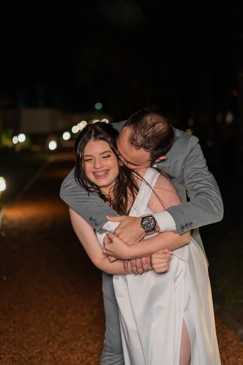 felipe-lopes-fotografia-fotografo-em-osorio-casamento-pre-wedding-ensaio-antes-da-recepcao-de-convidados-em-capao-da-canoa-fotos-noturnas-externas-na-chuva'