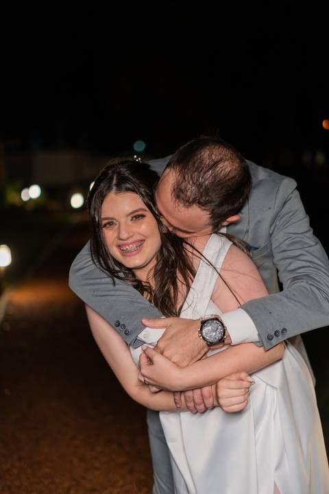 felipe-lopes-fotografia-fotografo-em-osorio-casamento-pre-wedding-ensaio-antes-da-recepcao-de-convidados-em-capao-da-canoa-fotos-noturnas-externas-na-chuva'