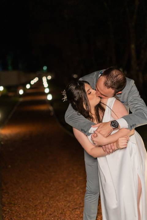 felipe-lopes-fotografia-fotografo-em-osorio-casamento-pre-wedding-ensaio-antes-da-recepcao-de-convidados-em-capao-da-canoa-fotos-noturnas-externas-na-chuva'