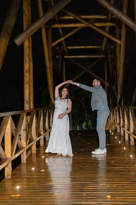 felipe-lopes-fotografia-fotografo-em-osorio-casamento-pre-wedding-ensaio-antes-da-recepcao-de-convidados-em-capao-da-canoa-fotos-noturnas-externas-na-chuva'