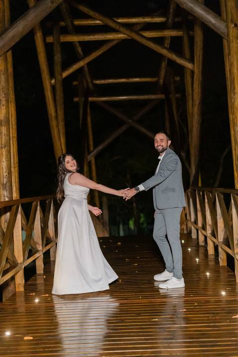 felipe-lopes-fotografia-fotografo-em-osorio-casamento-pre-wedding-ensaio-antes-da-recepcao-de-convidados-em-capao-da-canoa-fotos-noturnas-externas-na-chuva'