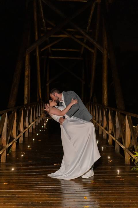 felipe-lopes-fotografia-fotografo-em-osorio-casamento-pre-wedding-ensaio-antes-da-recepcao-de-convidados-em-capao-da-canoa-fotos-noturnas-externas-na-chuva'