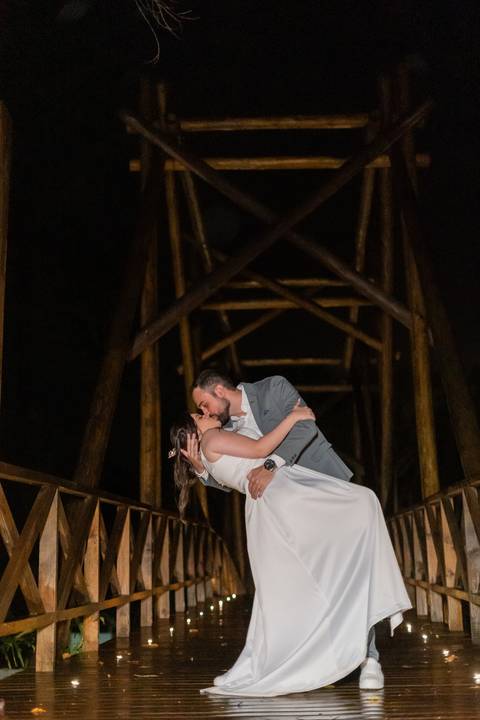 felipe-lopes-fotografia-fotografo-em-osorio-casamento-pre-wedding-ensaio-antes-da-recepcao-de-convidados-em-capao-da-canoa-fotos-noturnas-externas-na-chuva'