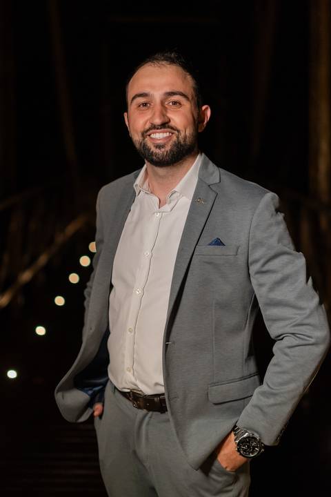 felipe-lopes-fotografia-fotografo-em-osorio-casamento-pre-wedding-ensaio-antes-da-recepcao-de-convidados-em-capao-da-canoa-fotos-noturnas-externas-na-chuva'