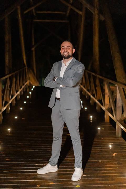 felipe-lopes-fotografia-fotografo-em-osorio-casamento-pre-wedding-ensaio-antes-da-recepcao-de-convidados-em-capao-da-canoa-fotos-noturnas-externas-na-chuva'