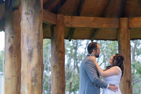 felipe-lopes-fotografia-fotografo-em-osorio-casamento-pre-wedding-ensaio-antes-da-recepcao-de-convidados-em-capao-da-canoa-fotos-do-encontro-dos-noivos'