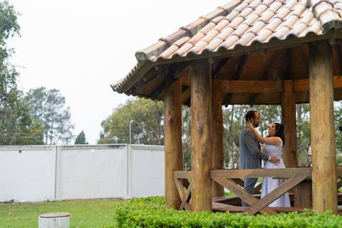 felipe-lopes-fotografia-fotografo-em-osorio-casamento-pre-wedding-ensaio-antes-da-recepcao-de-convidados-em-capao-da-canoa-fotos-do-encontro-dos-noivos'