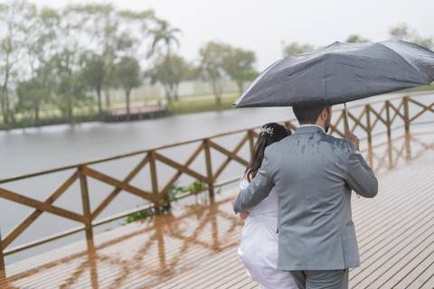 felipe-lopes-fotografia-fotografo-em-osorio-casamento-pre-wedding-ensaio-antes-da-recepcao-de-convidados-em-capao-da-canoa-fotos-do-encontro-dos-noivos'