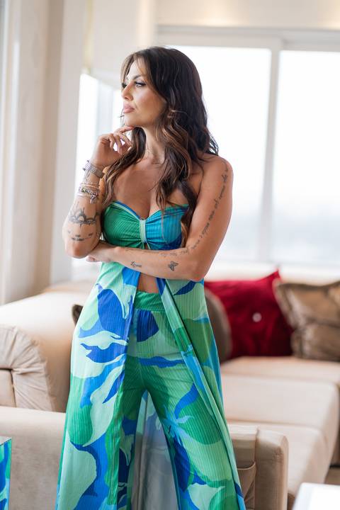 felipe-lopes-fotografia-fotografo-em-osorio-ensaio-empresarial-para-marca-de-roupa-feminina-fotos-internas-em-apartamento-em-capao-da-canoa-loja-de-roupa-feminina-juliana-correia'