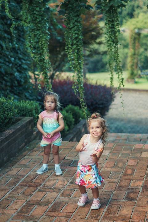 felipe-lopes-fotografia-fotografo-em-osorio-ensaio-de-familia-no-hotel-estribo-em-santo-antonio-da-patrulha-ensaio-na-natureza-espontaneo-piquinique-banho-de-mangueira'