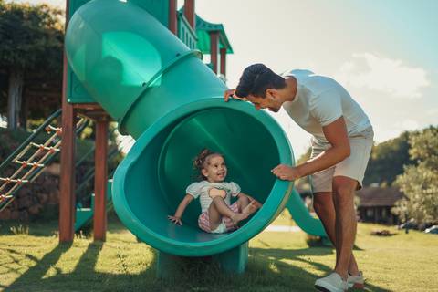 felipe-lopes-fotografia-fotografo-em-osorio-ensaio-de-familia-no-hotel-estribo-em-santo-antonio-da-patrulha-ensaio-na-natureza-espontaneo-piquinique-banho-de-mangueira'