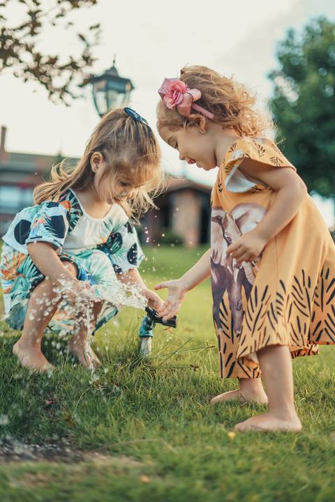 felipe-lopes-fotografia-fotografo-em-osorio-ensaio-de-familia-no-hotel-estribo-em-santo-antonio-da-patrulha-ensaio-na-natureza-espontaneo-piquinique-banho-de-mangueira'