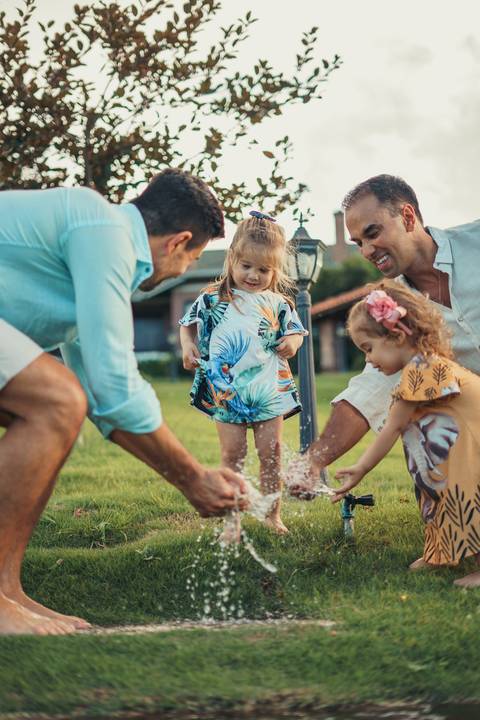 felipe-lopes-fotografia-fotografo-em-osorio-ensaio-de-familia-no-hotel-estribo-em-santo-antonio-da-patrulha-ensaio-na-natureza-espontaneo-piquinique-banho-de-mangueira'