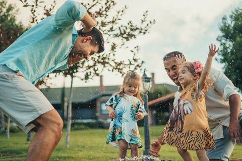 felipe-lopes-fotografia-fotografo-em-osorio-ensaio-de-familia-no-hotel-estribo-em-santo-antonio-da-patrulha-ensaio-na-natureza-espontaneo-piquinique-banho-de-mangueira'