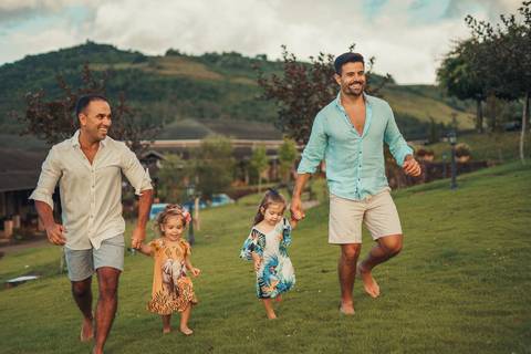 felipe-lopes-fotografia-fotografo-em-osorio-ensaio-de-familia-no-hotel-estribo-em-santo-antonio-da-patrulha-ensaio-na-natureza-espontaneo-piquinique-banho-de-mangueira'