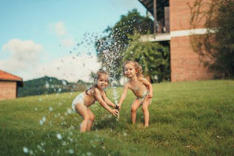felipe-lopes-fotografia-fotografo-em-osorio-ensaio-de-familia-no-hotel-estribo-em-santo-antonio-da-patrulha-ensaio-na-natureza-espontaneo-piquinique-banho-de-mangueira'