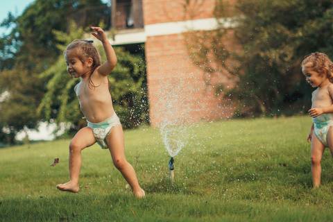 felipe-lopes-fotografia-fotografo-em-osorio-ensaio-de-familia-no-hotel-estribo-em-santo-antonio-da-patrulha-ensaio-na-natureza-espontaneo-piquinique-banho-de-mangueira'