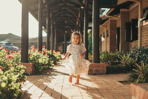 felipe-lopes-fotografia-fotografo-em-osorio-ensaio-de-familia-no-hotel-estribo-em-santo-antonio-da-patrulha-ensaio-na-natureza-espontaneo-piquinique-banho-de-mangueira'