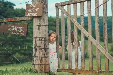 felipe-lopes-fotografia-fotografo-em-osorio-ensaio-de-familia-no-hotel-estribo-em-santo-antonio-da-patrulha-ensaio-na-natureza-espontaneo-piquinique-banho-de-mangueira'