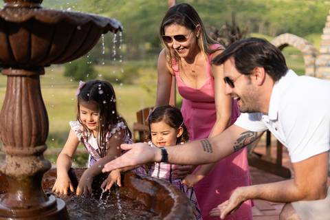 felipe-lopes-fotografia-fotografo-em-osorio-ensaio-de-familia-com-criancas-externo-na-natureza-espontaneo-divertido-brincadeiras-no-hotel-estribo-em-santo-antonio-da-patrulha-RS'